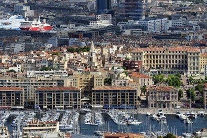 France, Bouches-du-Rhône (13), Marseille, Zone Euroméditerranée, Le Vieux Port, le quartier du Panier et le Grand Port Maritime de Marseille en arrière-plan, l'ancien hotel Dieu devenu l'hotel Intercontinental au centre à droite devant la mairie