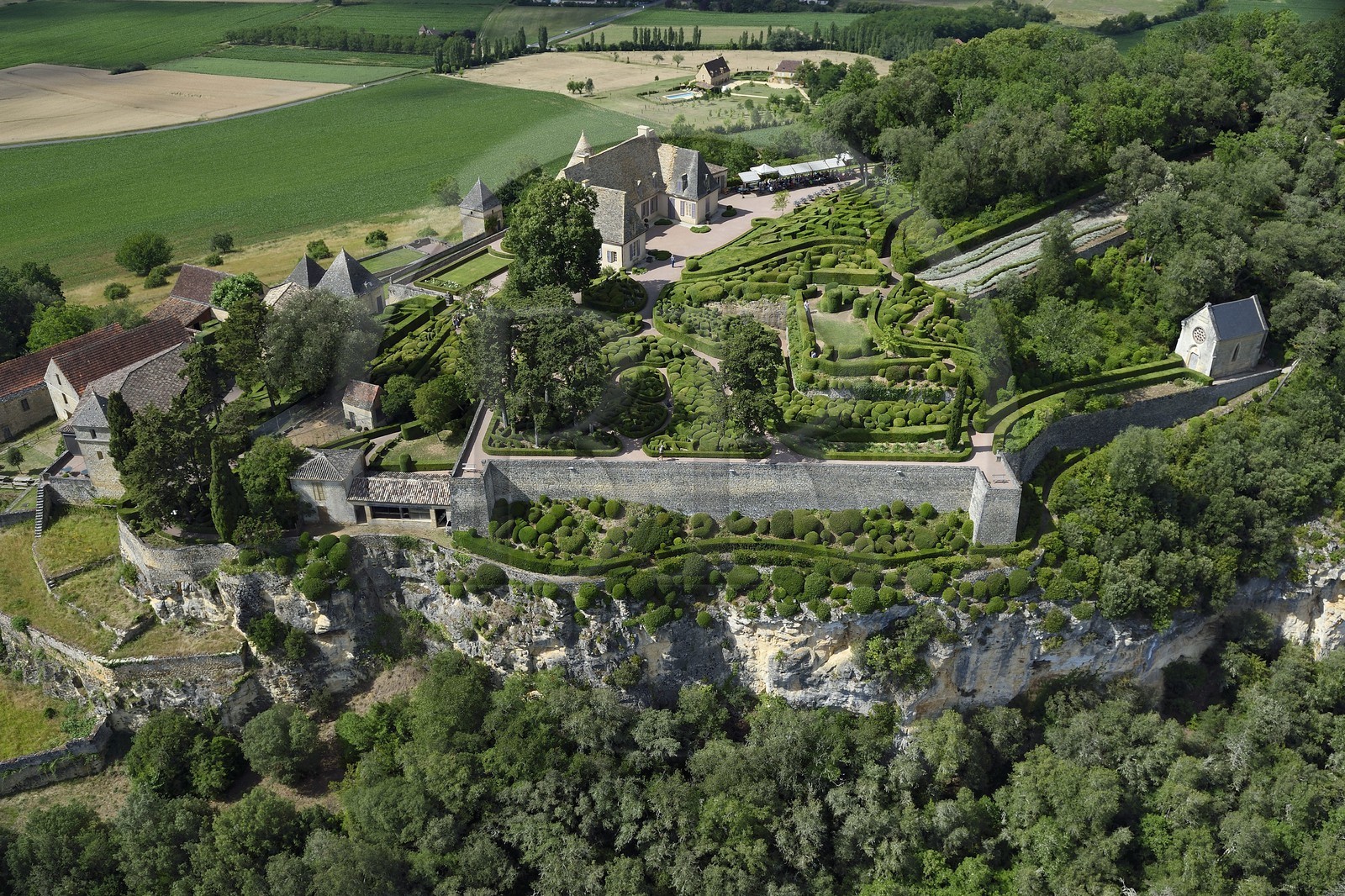 France, Dordogne (24), Périgord Noir, vallée de la Dordogne, Vézac, les jardins du château de Marqueyssac du XVIIIe siècle (vue aérienne)