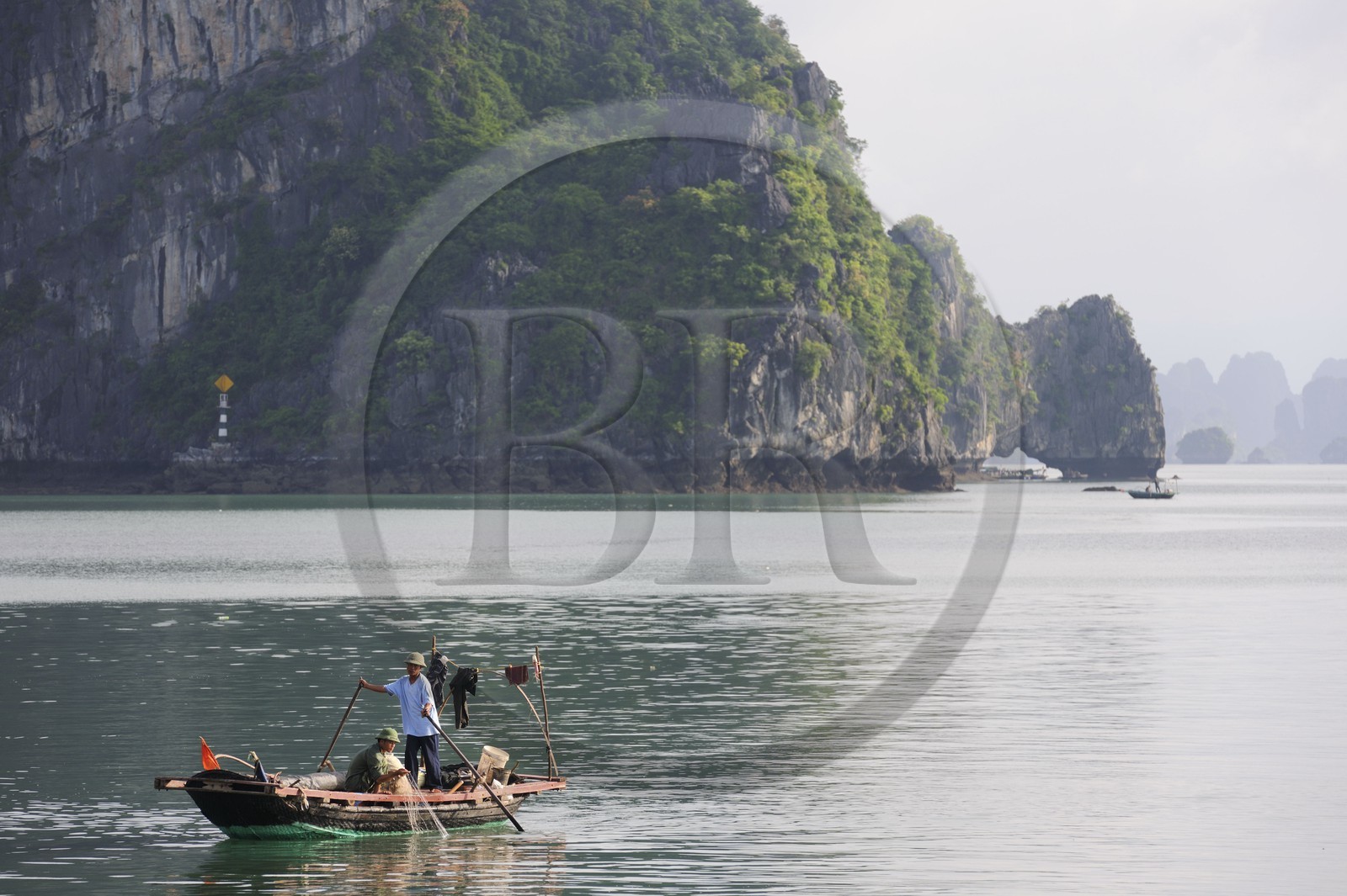 Vietnam, province de Quang Ninh, la Baie d'Halong classée Patrimoine Mondial de l'UNESCO, bateau de pêche entre les iles karstiques