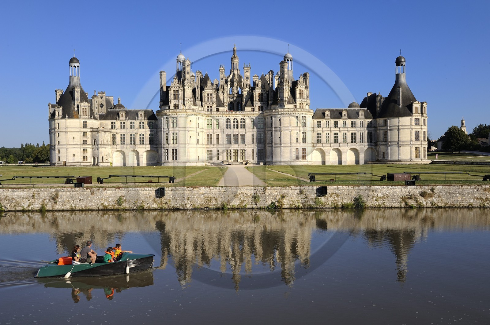 France, Loir et Cher (41), Vallée de la Loire classée Patrimoine Mondial de l' UNESCO, château de Chambord, découverte en barque électrique France, Loir et Cher (41), Vallée de la Loire classée Patrimoine Mondial de l' UNESCO, château de Chambord, découverte en barque électrique