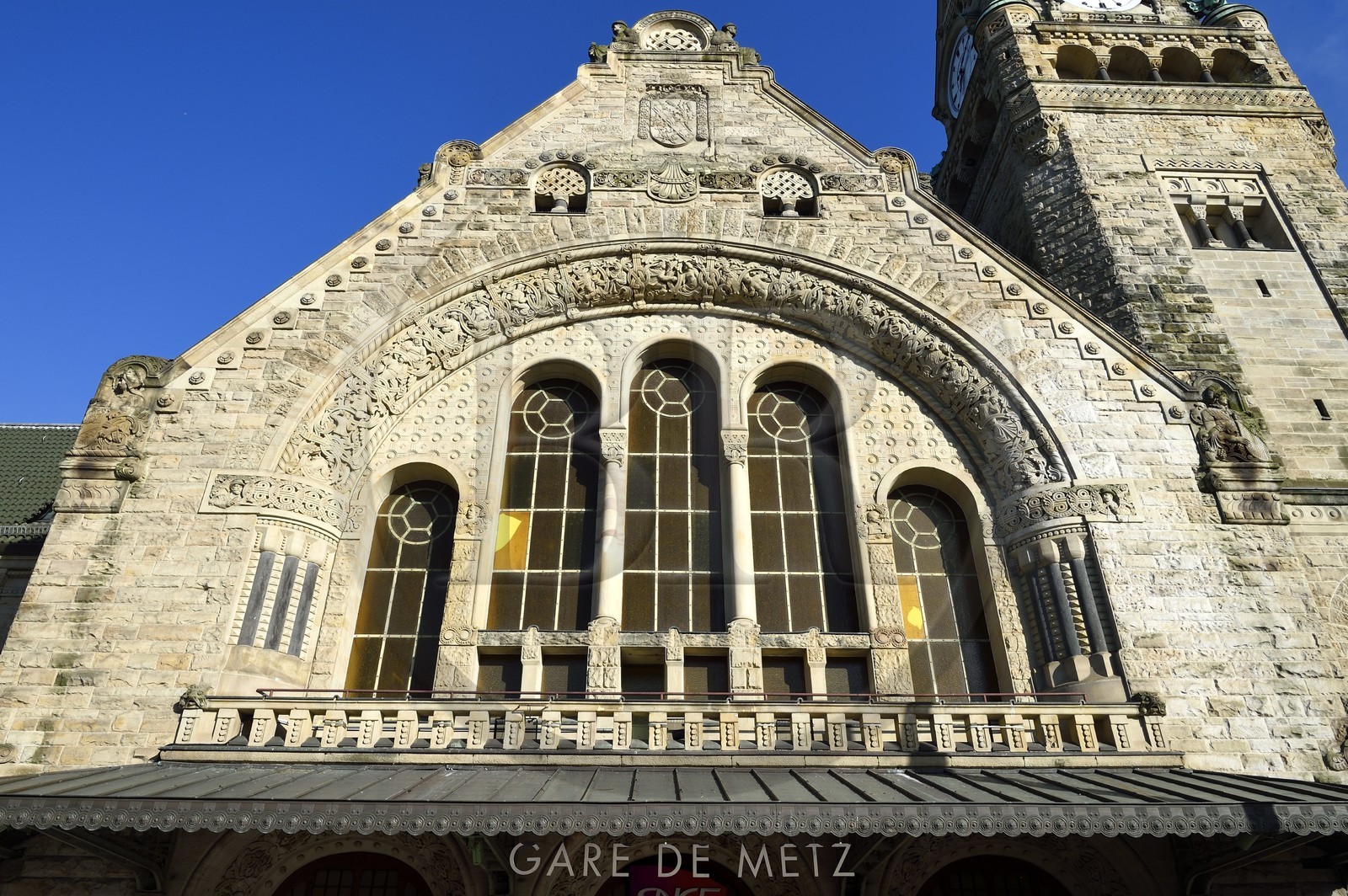 France, Moselle (57), Metz, quartier impérial, la gare de Metz, édifiée de 1905 à 1908 par l'architecte berlinois Jurgen Kruger est inscrite monument historique, fresque sur la facade principale qui est une allégorie des métiers des classes populaires