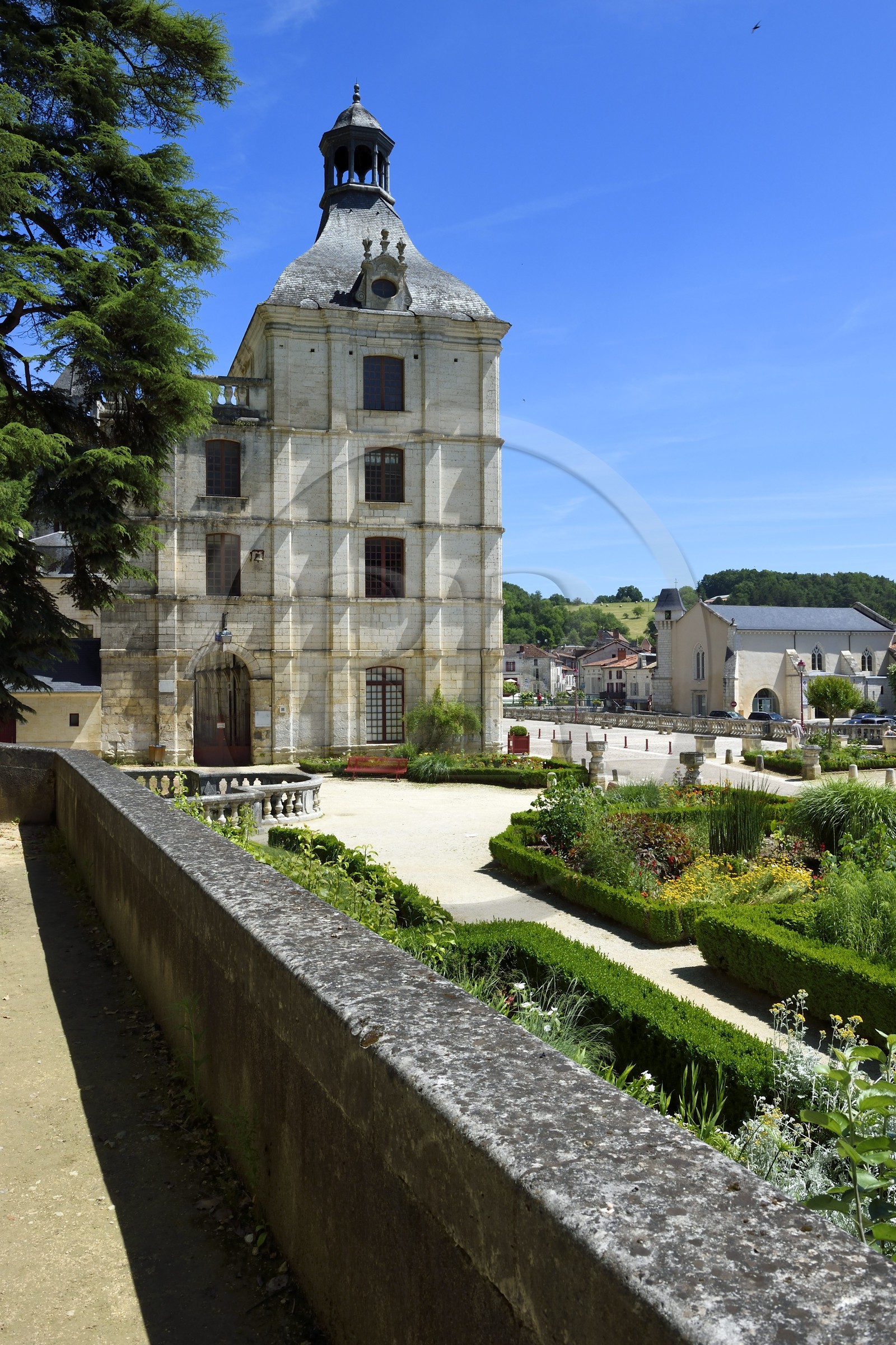 France, Dordogne, Brantome, Saint Pierre benedictine abbey left and the former parish church right