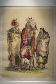 France, Charente-Maritime (17), La Rochelle, Musée du Nouveau-Monde dans l'Hotel Fleuriau, lithographie de George Catlin du milieu XIXème siècle, North American Indians (un iroquois nommé Not-O-way entouré d'un Osage et d'une Pawnee)