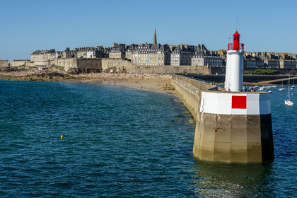 France, Ille-et-Vilaine (35), Côte d'Emeraude, Saint-Malo, la ville fortifiée et le môle des Noires