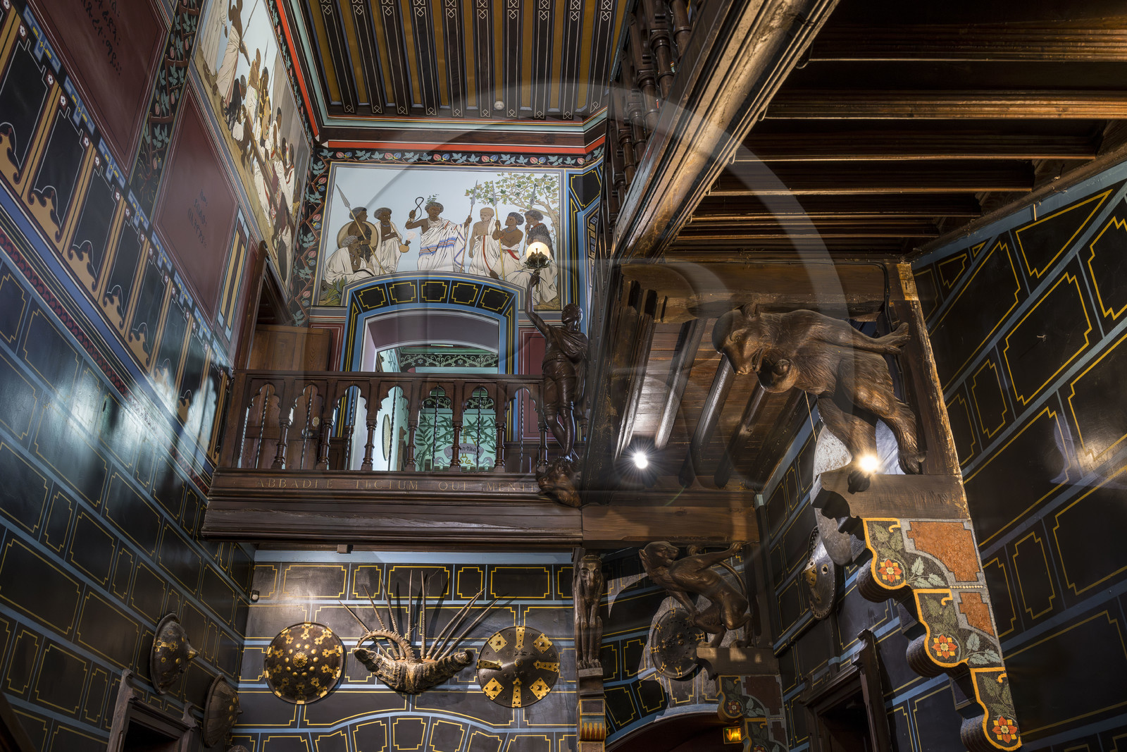 France, Pyrénées-Atlantiques (64), la côte du Pays-Basque, Hendaye, chateau d'Abbadia construit en 1870 par Eugène Viollet-le-Duc pour Antoine d'Abbadie d'Arrast, le vestibule avec ses peintures éthiopiennes et le grand escalier, statue porte-torchère représentant Abdullah ancien esclave ethiopien affranchi et mort sous la commune de Paris