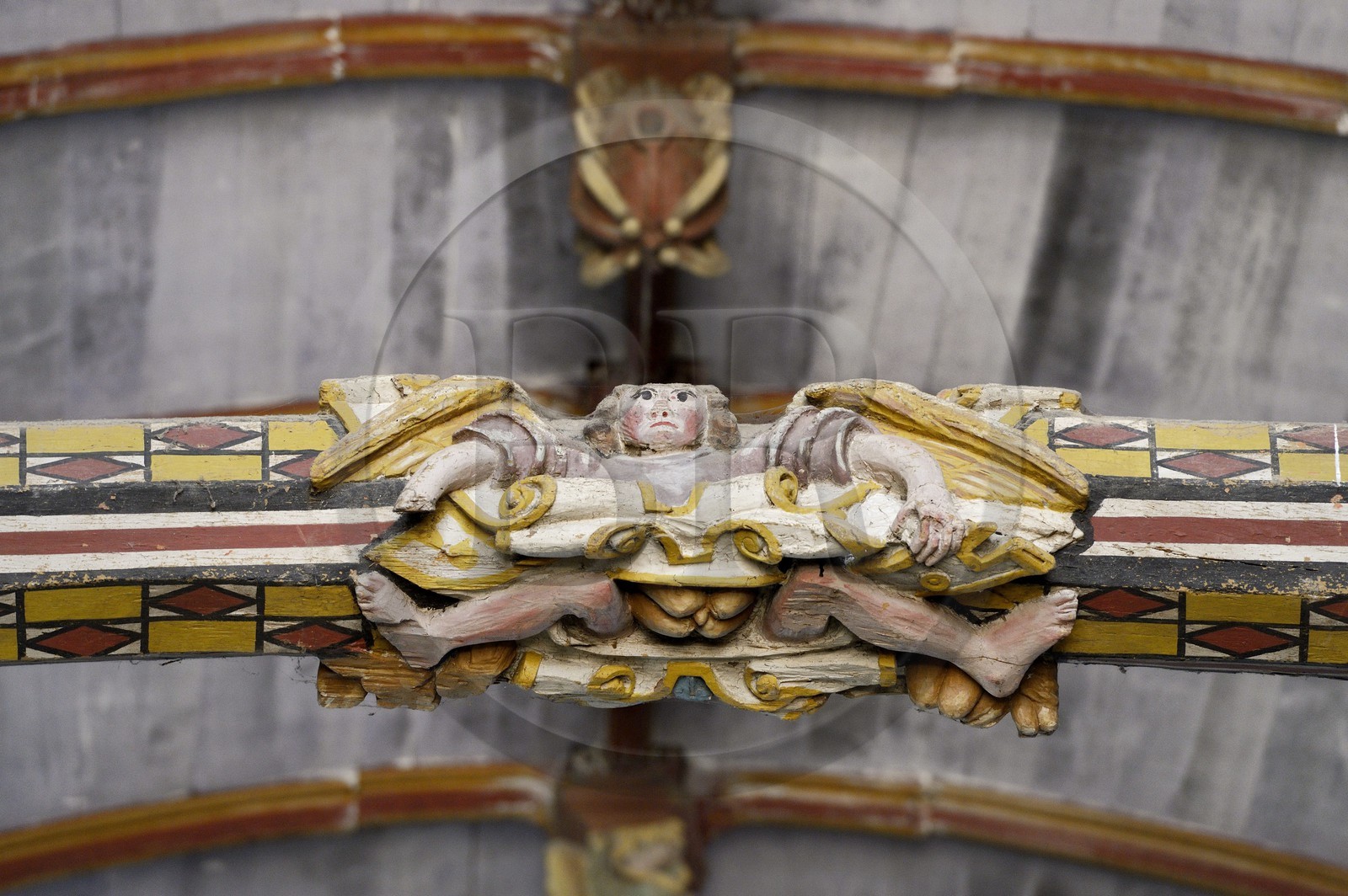 France, Finistère (29), église de Pleyben, sculptures peintes en bois sur la sablière décorant la voûte (16ème siècle)