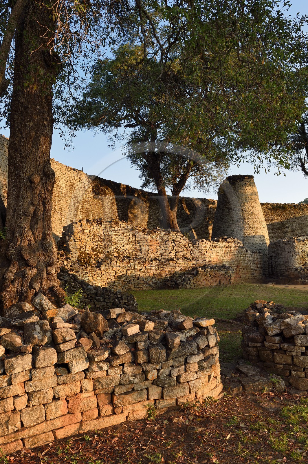 Zimbabwe, province de Masvingo, les ruines du site archéologique du Grand Zimbabwe, classé Patrimoine Mondial de l'UNESCO, Xème au XVème siècle, la tour conique à l'intérieur du Grand Enclos