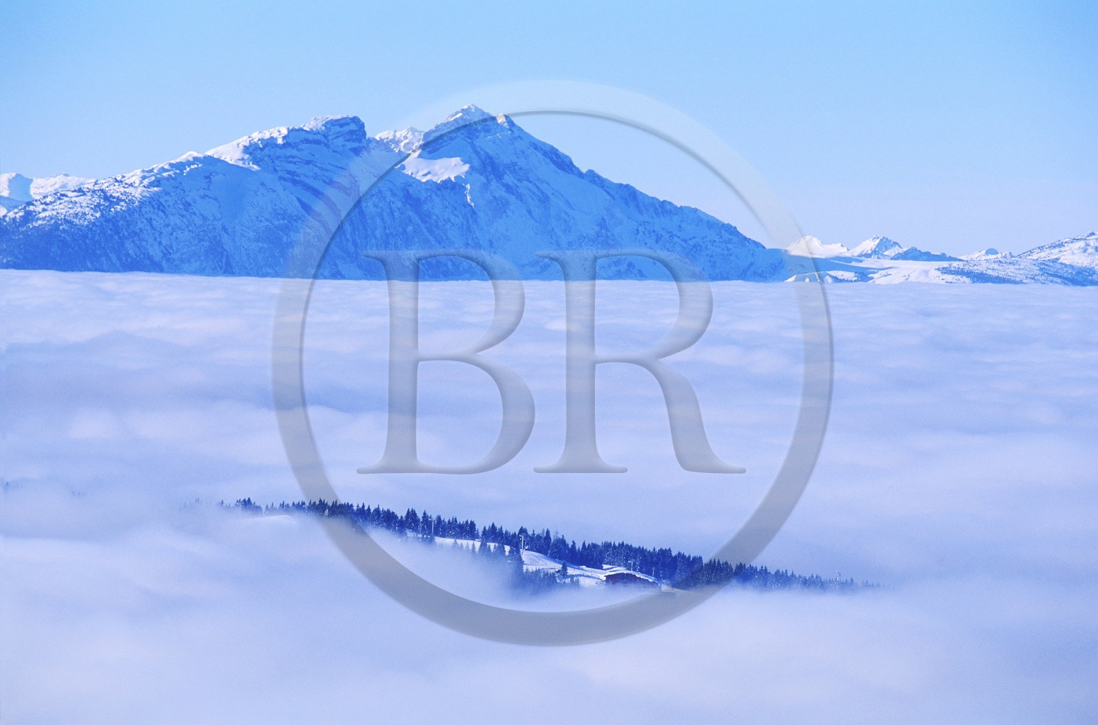 France, Haute-Savoie (74), domaine des portes du soleil, près de Morzine, sommet du Pleney émergeant de la brume