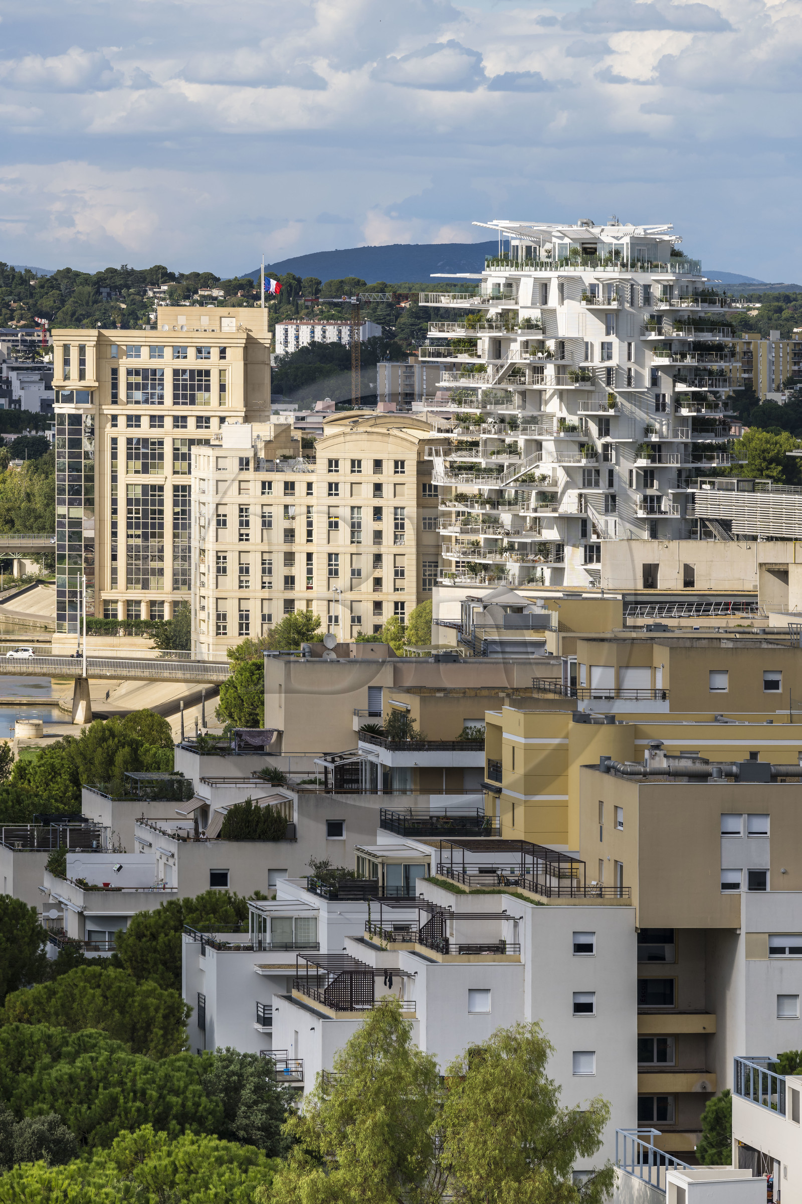France, Hérault (34), Montpellier, quartier Richter, les rives du Lez, l'Hotel de Région de l'architecte catalan Ricardo Bofill à gauche et l'immeuble L'Arbre Blanc de l'architecte japonais Sou Fujimoto à droite en arrière plan