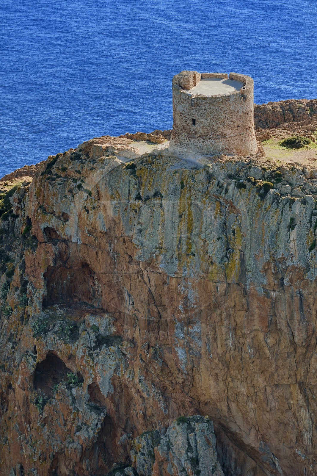 France, Corse-du-Sud (2A), Golfe de Porto, classé Patrimoine Mondial de l'UNESCO, le Capo Rosso et la Tour Génoise de Turghiu (Turghio) en arrière plan (vue aérienne)