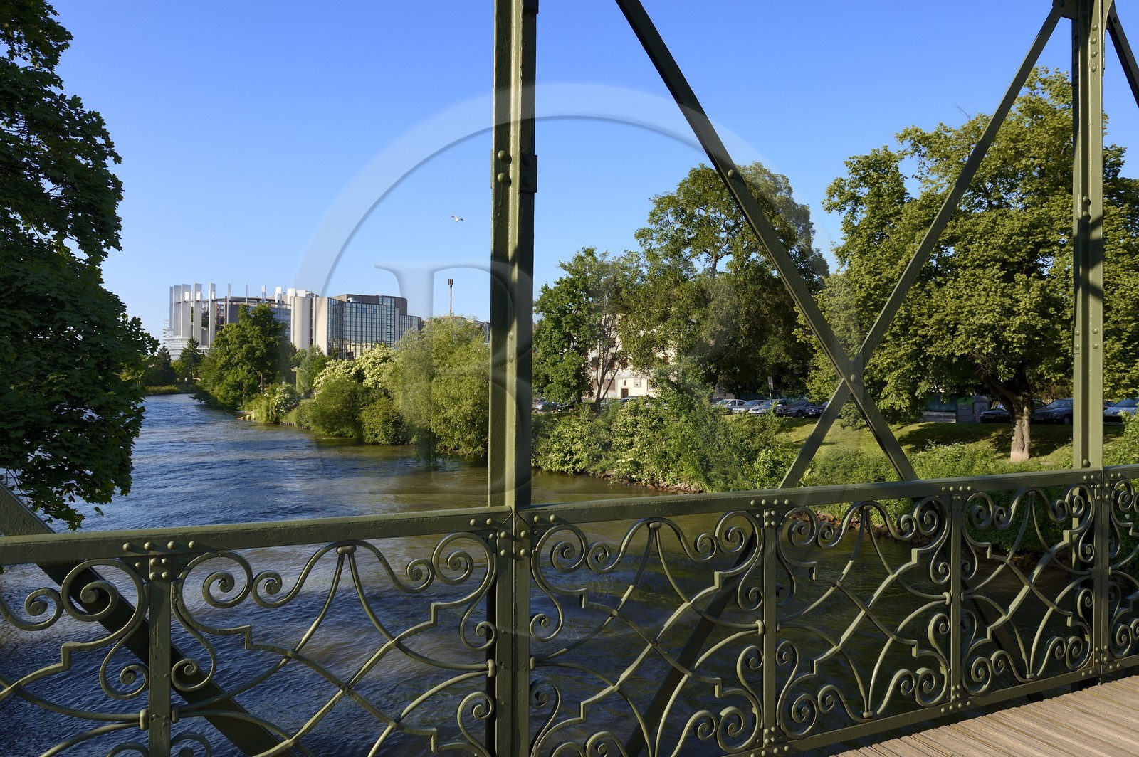 France, Bas-Rhin (67), Strasbourg, la passerelle Ducrot sur la rivière l’Ill et le Parlement Européen
