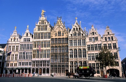 Belgique, Flandre, Anvers (Antwerpen), maisons des corporations (guildes) sur la Grote Markt (Grand Place)