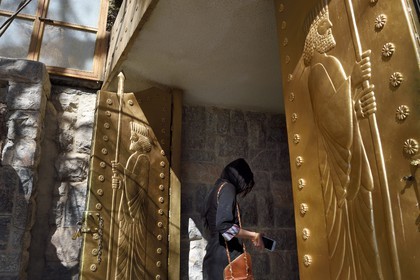 Iran, Province de Yazd, portes du temple du feu de Chak Chak qui est un haut lieu de pélérinage pour les Zoroastriens