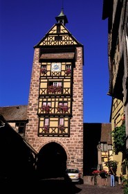 France, Haut-Rhin (68), Route des vins d' Alsace, Riquewihr, labellisé Les Plus Beaux Villages de France, la porte du Dolder