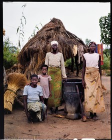 Burkina Faso, province de Poni, pays des Lobi, Loropéni, groupe de femmes dans la cour de la maison familiale préparant le mil et le beurre de karité