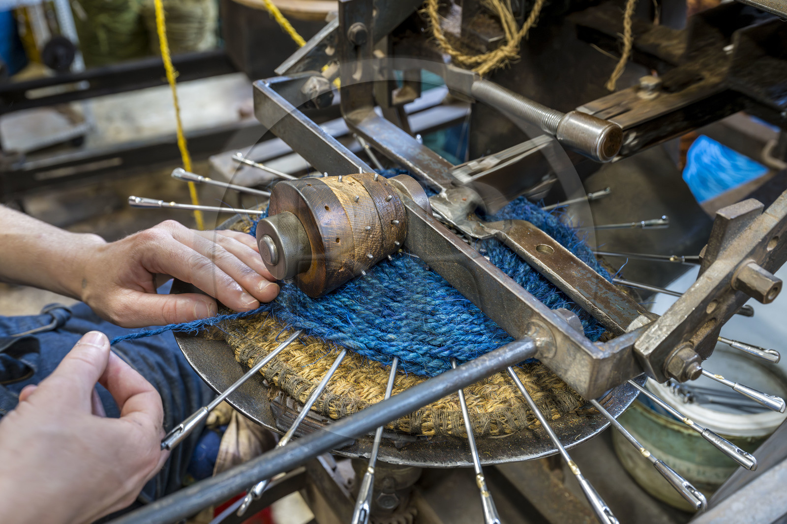 France, Drôme (26), Drôme provençale, Nyons, La Scourtinerie, dernière manufacture de scourtins de Provence, filtres traditionnels utilisés dans la fabrication de l'huile d'olive mais conçus aussi aujourd'hui comme objets de décoration en fibre de coco, fabrication de scourtins dans leur atelier sur des appareils à tisser circulaires faits sur mesure