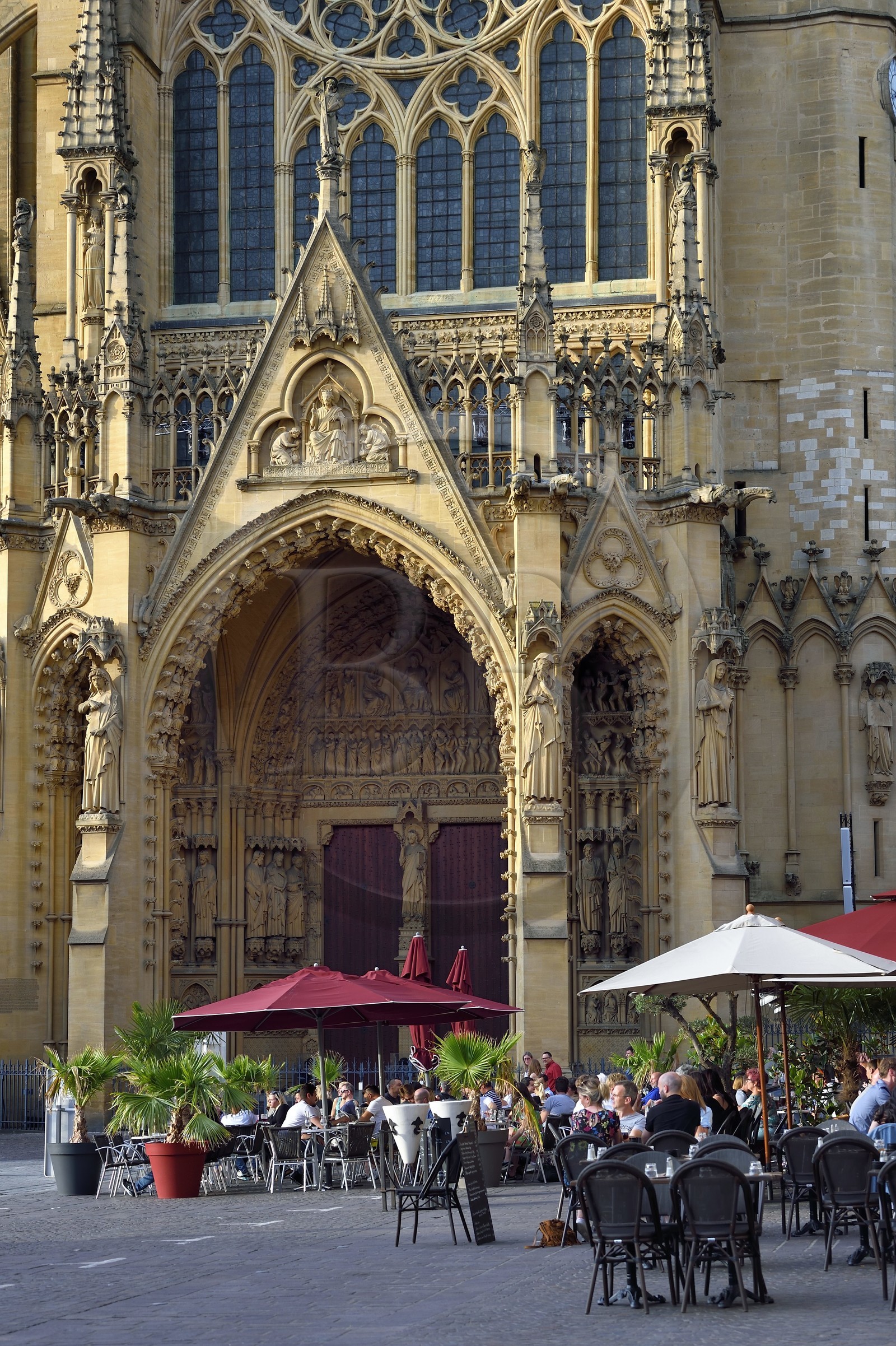 France, Moselle, Metz, Saint Etienne cathedral in pierre de Jaumont (stone of Jaumont), western facade above the main portal (Virgin portal) and Café terrace place Jean Paul 2