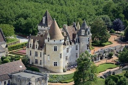 France, Dordogne (24), Périgord Noir, vallée de la Dordogne, Castelnaud-la-Chapelle, château des Milandes, ancienne demeure de Joséphine Baker (vue aérienne)