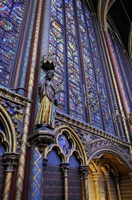 France, Paris (75), ile de la Cité, la Sainte Chapelle, les vitraux de la Chapelle Haute et statue des apôtres