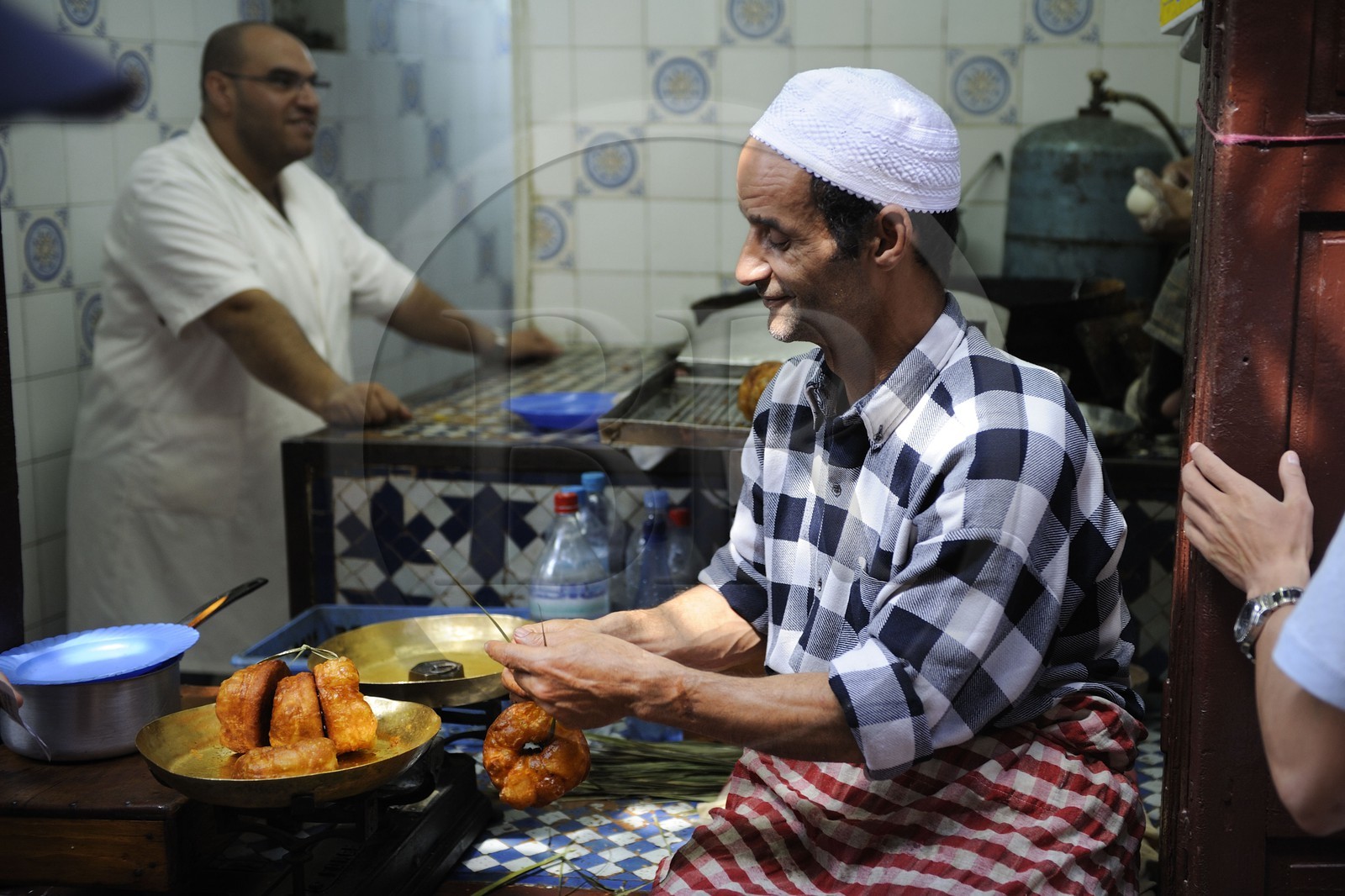 Maroc, Moyen Atlas, Fès, ville impériale, médina classée Patrimoine Mondial de l'UNESCO, Fès el Bali, préparation des beignets