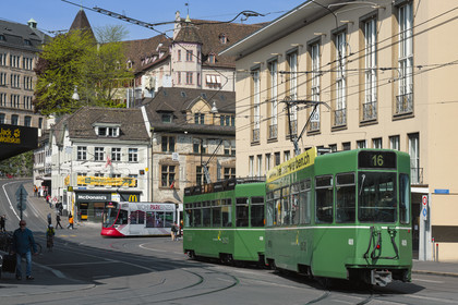 Suisse, Bâle, tram sur la Barfüsserplatz