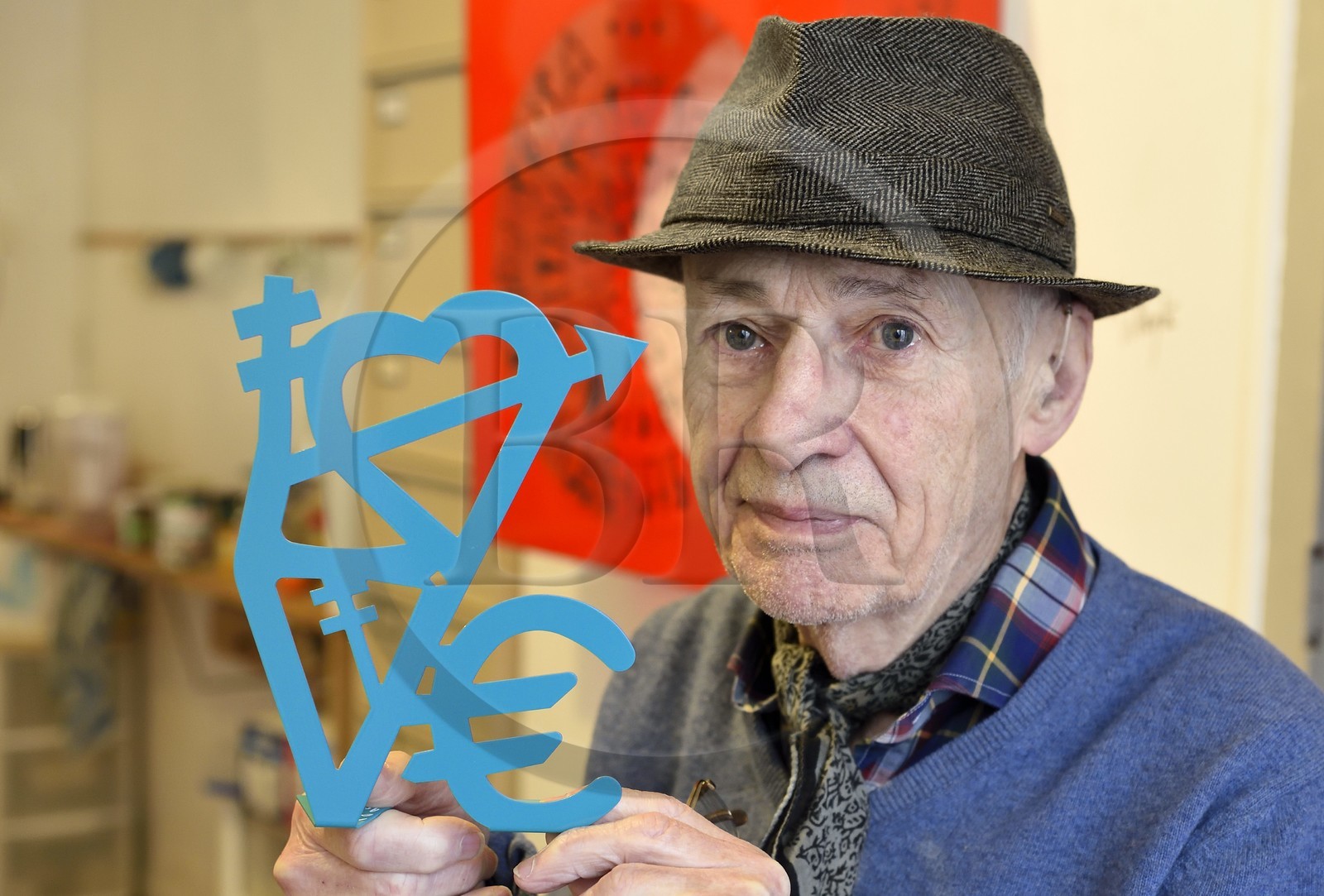 France, Paris (75), l'artiste Jacques Villeglé dans son atelier