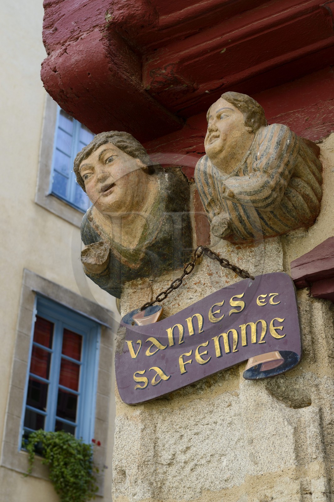 France, Morbihan (56), Vannes, bustes en bois sculpté de Vannes et sa femme sur la place Valencia
