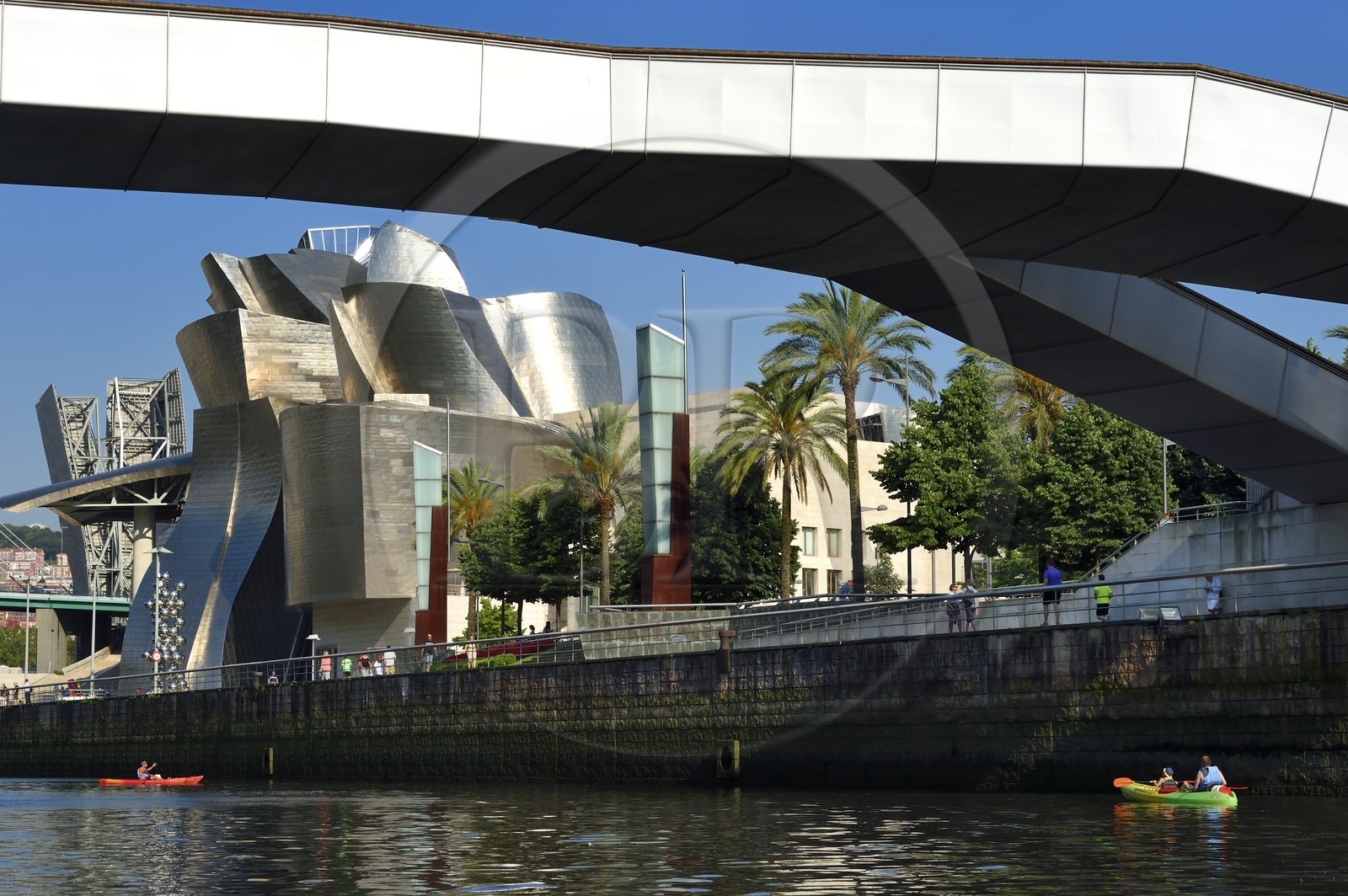 Espagne, Pays basque espagnol, Biscaye, Bilbao, le musée Guggenheim de l'architecte Frank Gehry et la passerelle Pedro Arrupe
