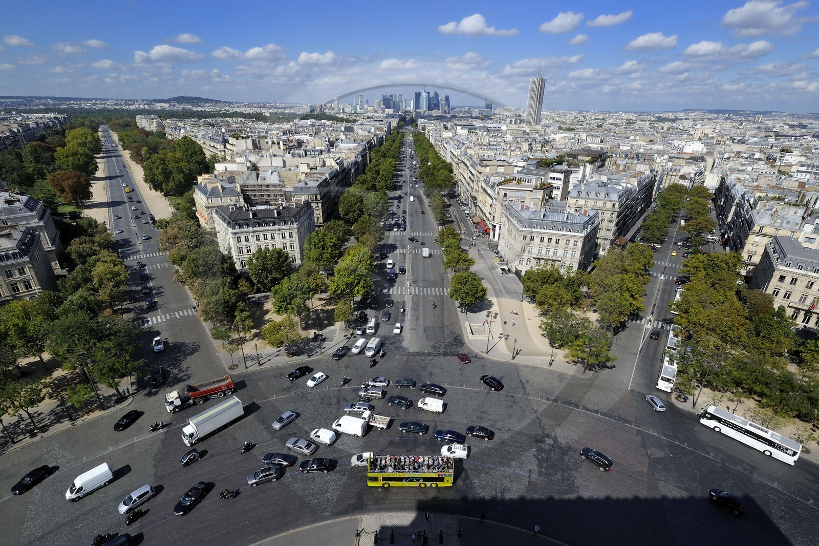 France, Paris (75), l'axe royal de la Concorde à La Défense, avenue de la Grande Armée au centre, vu du haut de l'Arc de Triomphe