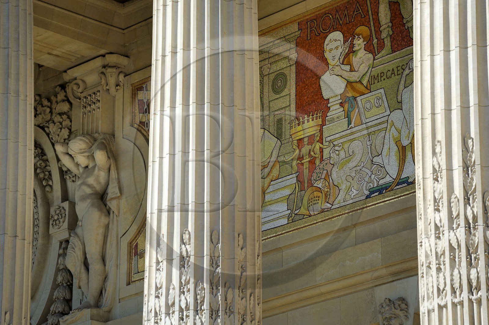 France, Paris (75), Grand Palais, détail des frises intérieures du péristyle de la façade principale concue par Henri Deglane France, Paris (75), Grand Palais, détail des frises intérieures du péristyle de la façade principale concue par Henri Deglane