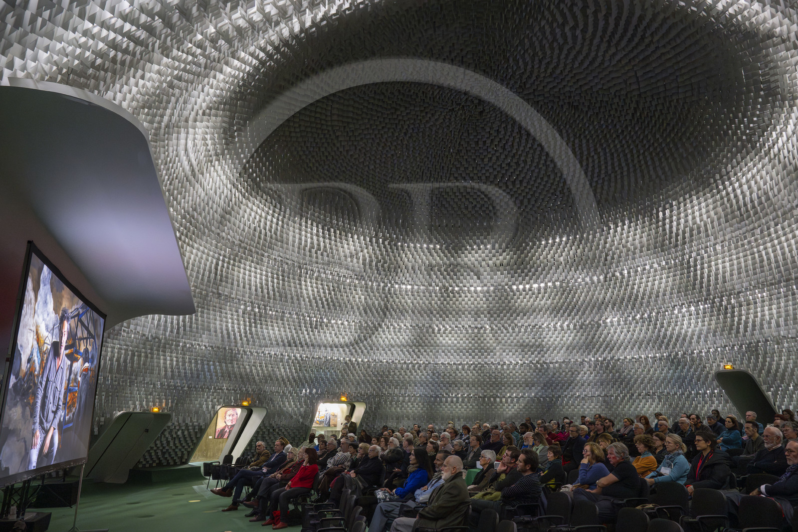 France, Paris (75), place du Colonel Fabien, immeuble du parti communiste français de l'architecte Oscar Niemeyer, vernissage de l'exposition Odyssée de l'artiste Fred Kleinberg à l'Espace Niemeyer