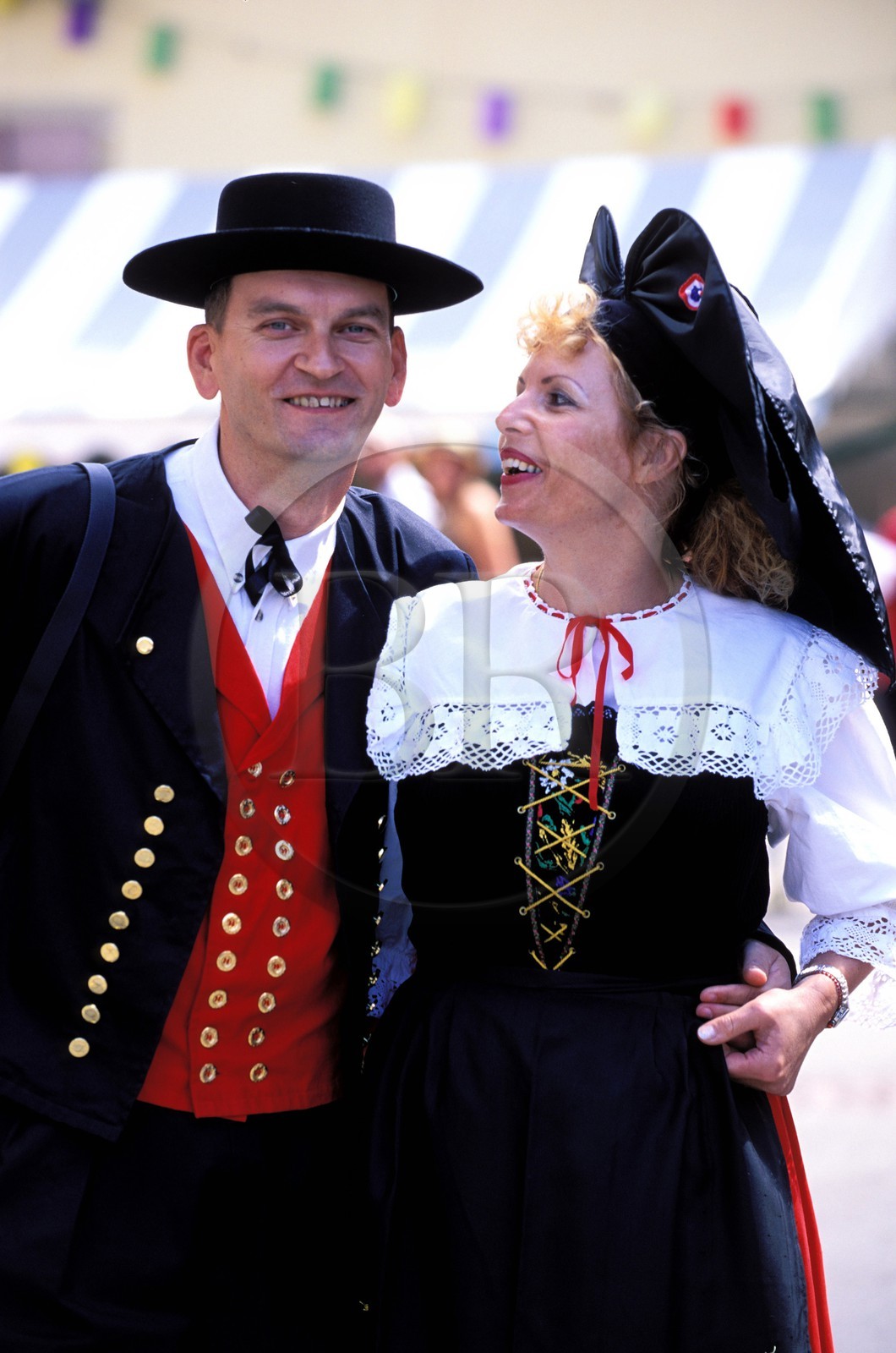 France, Haut-Rhin (68), Eguisheim, labellisé Les Plus Beaux Villages de France, fête du vin, un couple d' alsacien en costume