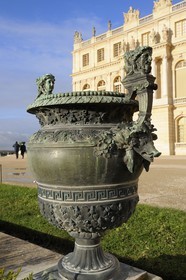 France, Yvelines (78), château de Versailles, classé Patrimoine Mondial de l'UNESCO, un des vases en bronze entourant le château