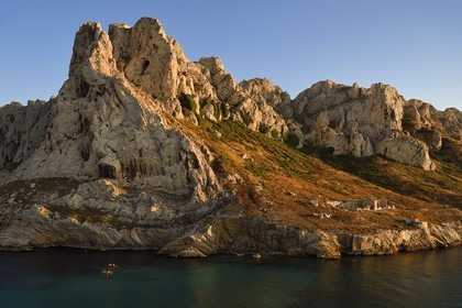 France, Bouches-du-Rhône (13), Marseille, Parc national des Calanques, Les Goudes, passages des Croisettes, les falaises de l'Ile Maire (demande d'autorisation nécessaire avant publication)