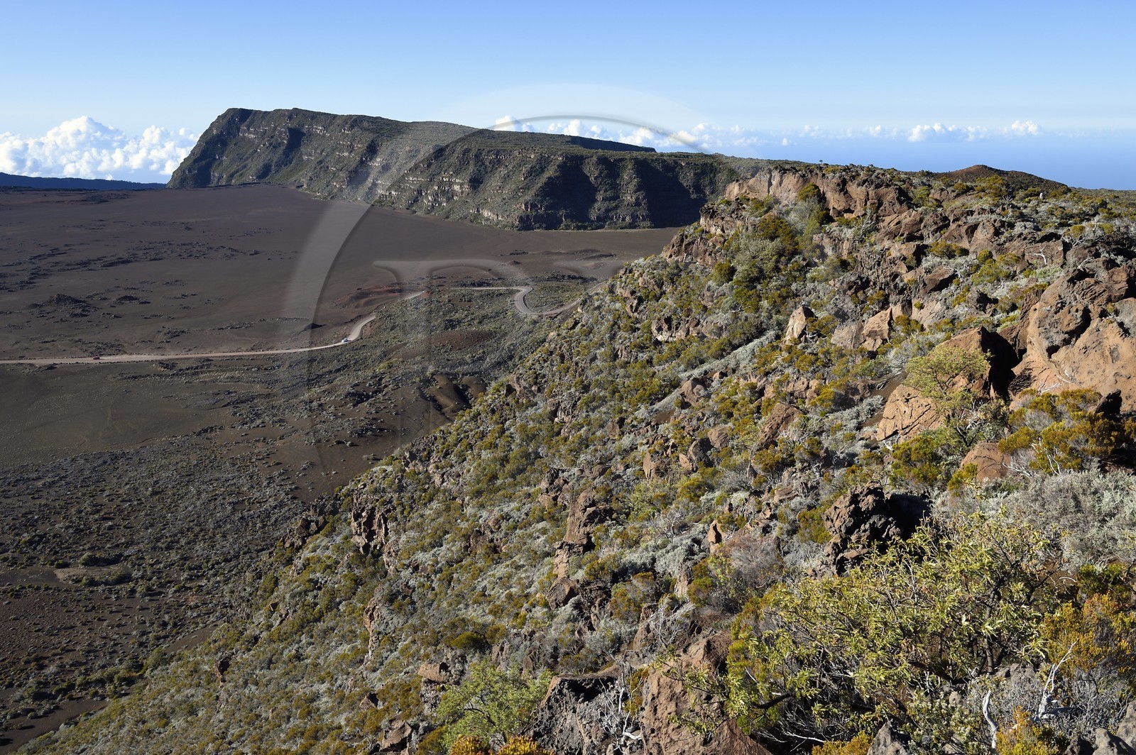 France, Ile de la Reunion, Parc National de la Réunion classé Patrimoine Mondial de l'UNESCO, sur les pentes du volcan de Piton de la Fournaise, randonnée du sentier de l'oratoire Ste Thérèse au dessus de la Plaine des Sables que l'on aperçoit en contrebas