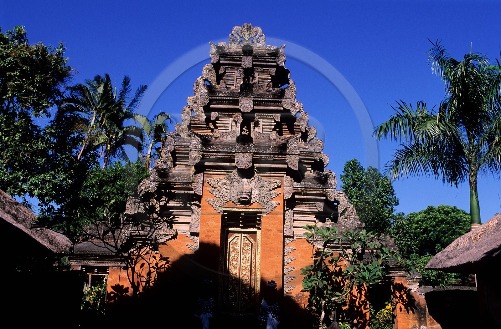 Indonésie, île de Bali, ville d'Ubud, la grande porte du Palais du Cokorda à Puri Sarén