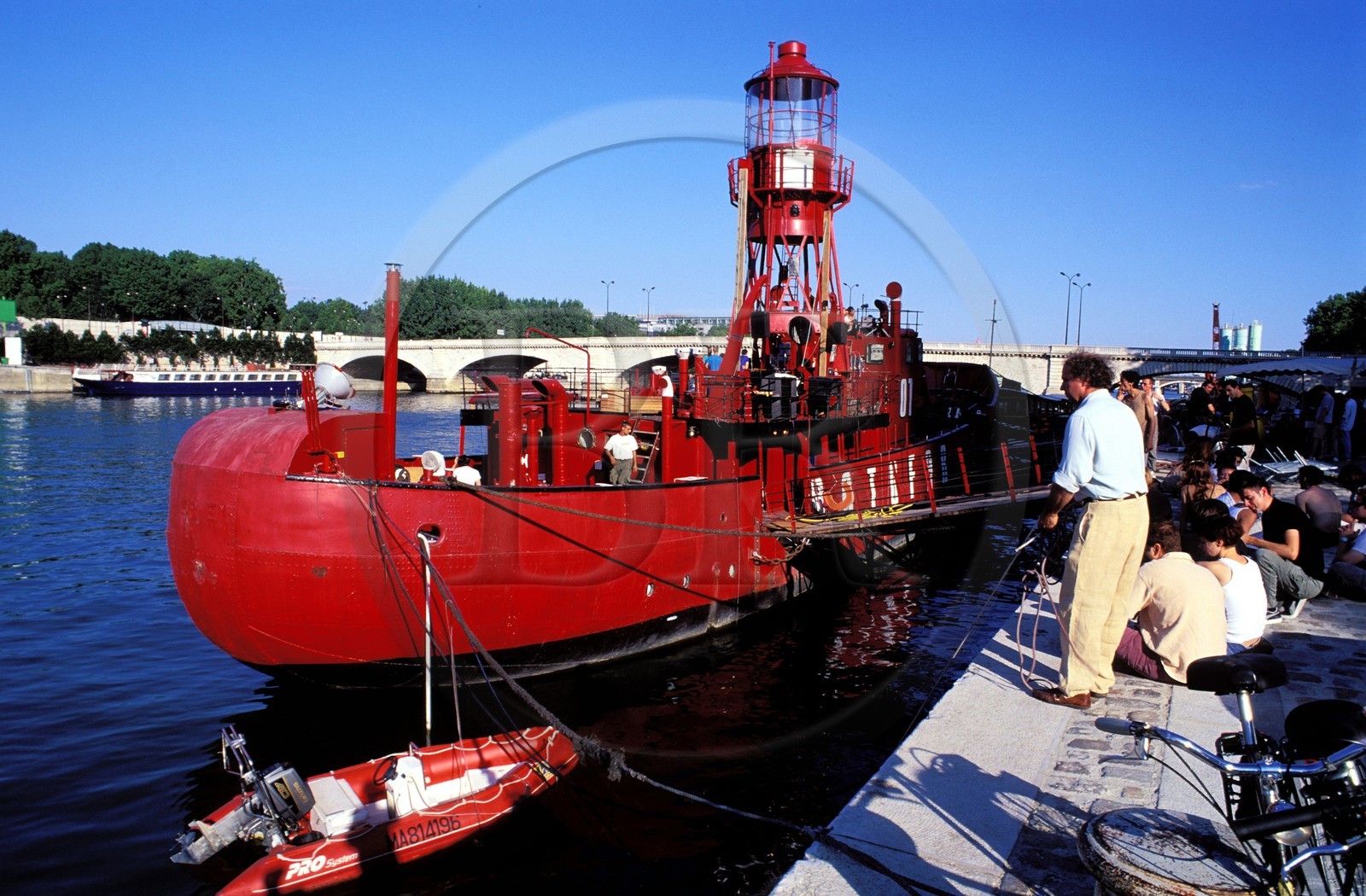 France, Paris (75), les rives de la Seine, classées Patrimoine Mondial de l'UNESCO, le restaurant Batofar, quai François Mauriac