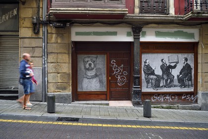 Espagne, Pays basque espagnol, Biscaye, Bilbao la Vieja (Bilbi), fresque murale sur la facade d'une boutique de la rue Dos de Mayo