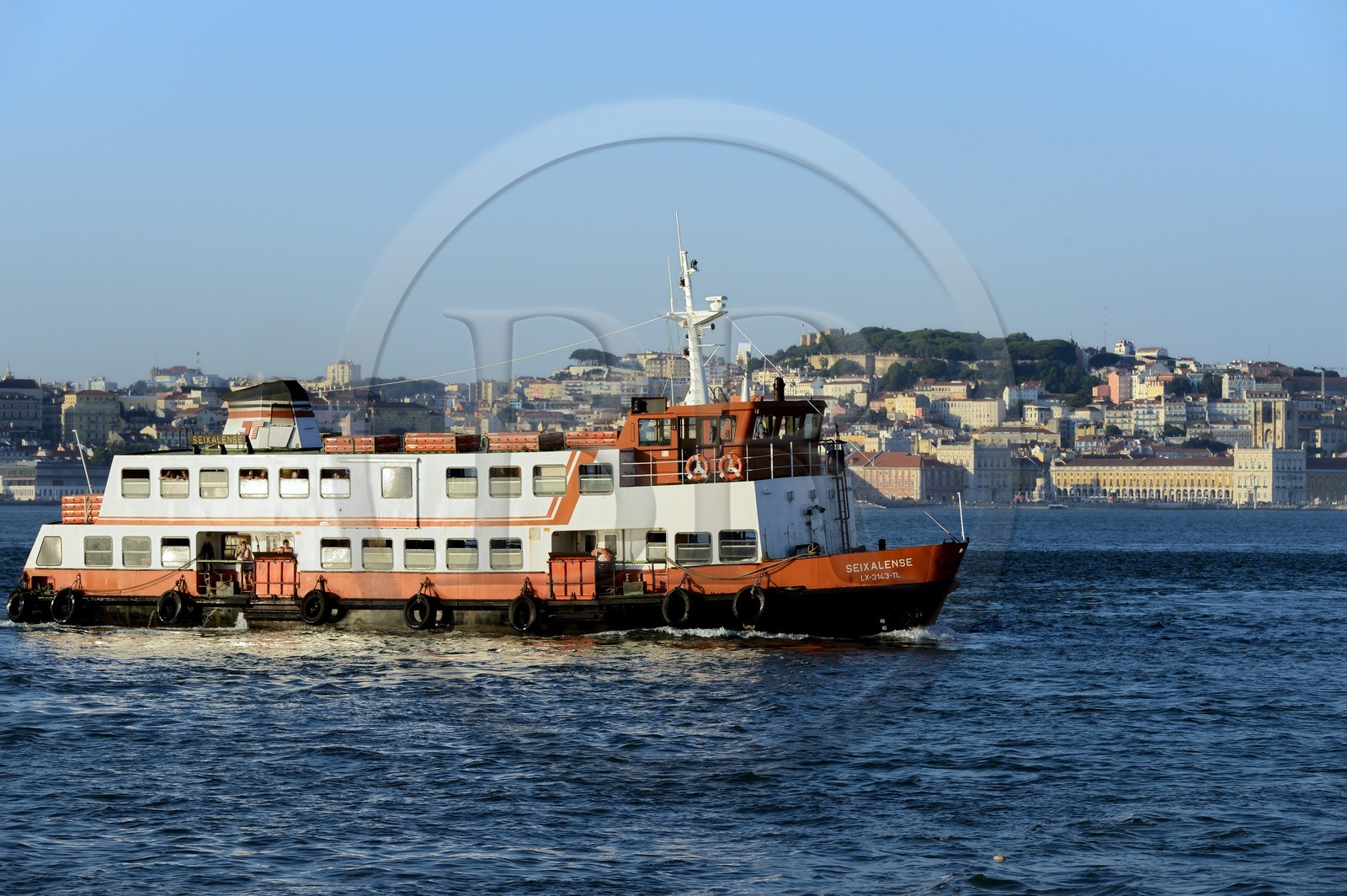 Portugal, Lisbonne, ferry sur le fleuve Tage (Rio Tejo) et le centre historique en arrière-plan