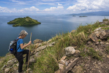 Rwanda, Province de l’Ouest, Karongi (anciennement nommée Kibuye), lac Kivu, randonnée au sommet de l'Ile Napoléon (ou Tembabagoyi)pour une vue générale sur le lac