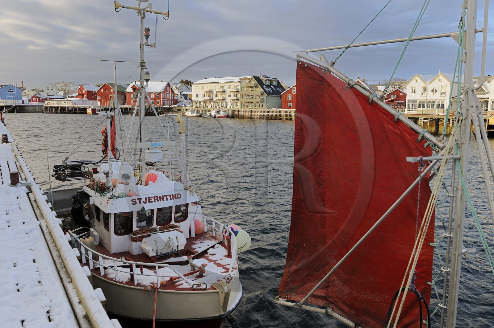 Norvège, Nordland, Iles Lofoten, le port de pêche (petite Venise) de Henningsvaer sur l'Ile de Vagan
