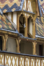 France, Cote d'Or, Beaune, area listed as World Heritage by UNESCO, Hospices de Beaune, Hotel Dieu, multi-colored glazed tile roof protecting the long arcaded gallery in the main courtyard