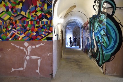 France, Haut-Rhin (68), Neuf-Brisach, Musée d'Art Urbain et de Street Art (MAUSA) hébergé dans une ancienne casemate de la citadelle de Vauban classée Patrimoine Mondial de l'UNESCO, peinture murale à gauche de Jérome Mesnager et à gauche en haut par Popay