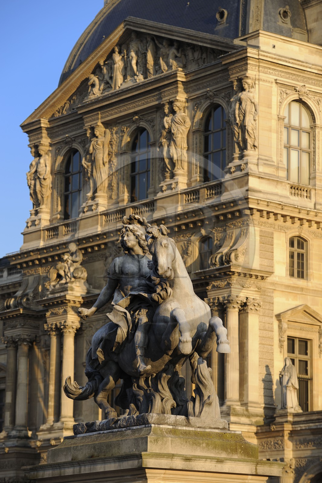 France, Paris (75), musée du Louvre, la statue équestre de Louis XVI cour Napoléon