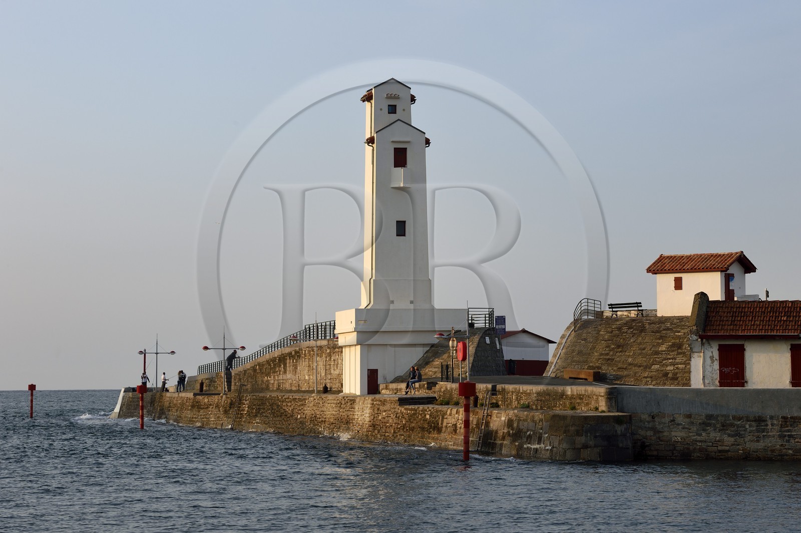France, Pyrénées-Atlantiques (64), Pays-Basque, Saint-Jean-de-Luz, le port de pêche, le phare du port construit par André Pavlovsky et classé monument historique