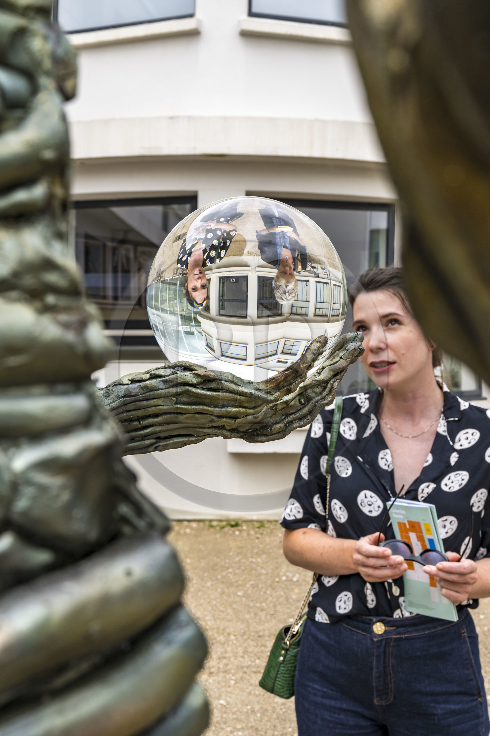 France, Côte-d'Or (21), Dijon, le Consortium Museum, centre d'art contemporain ouvert en 2011 conçu par les architectes Shigeru Ban et Jean de Gastines, Crystal Moon (Orbital vision), 2023, de l'artiste Jean-Marie Appriou