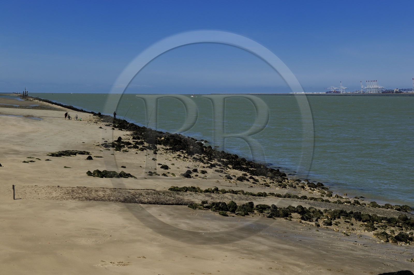 France, Calvados (14), pecheurs sur la plage de l'embouchure de la Seine et le port du Havre sur la Rive Droite