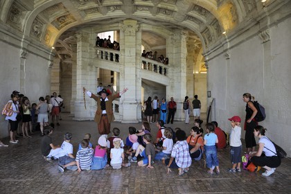 France, Loir et Cher (41), Vallée de la Loire classée Patrimoine Mondial de l' UNESCO, château de Chambord, visite guidée pour enfants en costume devant l'escalier à double révolution attribué à Léonard de Vinci