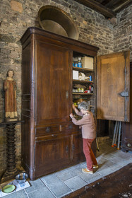 France, Côtes d'Armor (22), Grand Site de France Cap d'Erquy – Cap Fréhel, Plévenon, le Fort La Latte ou château de la Roche Goyon du XVème siècle, le logis du Gouverneur devenu familial, le chateau est une propriété familiale, la maman Isabelle Jouon-des-Longrais