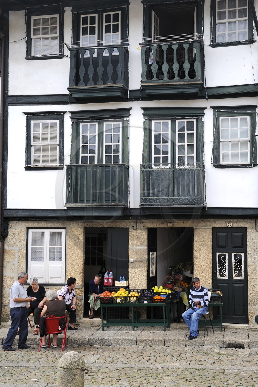 Portugal, région du Minho, Guimaraes, ville classée Patrimoine Mondial de l' UNESCO, petite épicerie sur la place Santiago